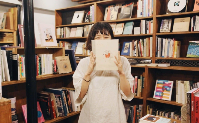 特集「本を贈る」実践編。スタッフ一同日頃の感謝を込めて、店長なつきに本を贈るの巻