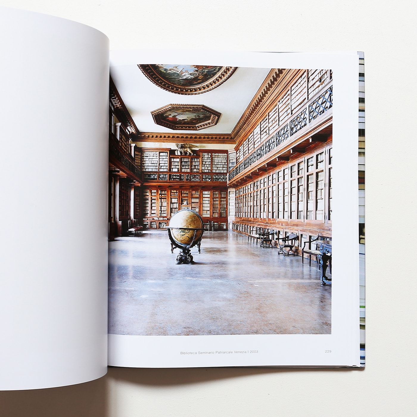 Libraries | カンディダ・ヘーファー Candida Hofer 写真集 | nostos