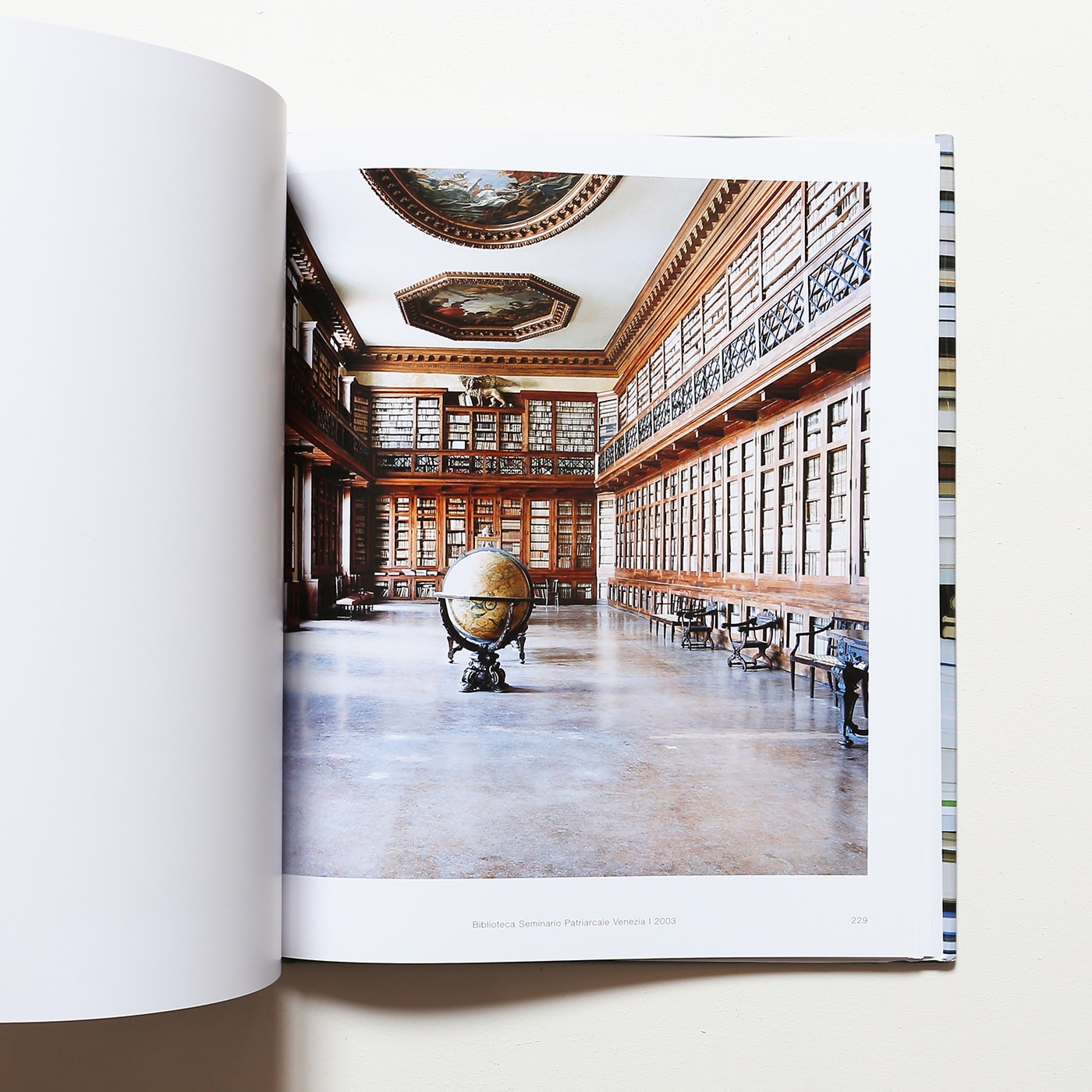 Libraries | カンディダ・ヘーファー Candida Hofer 写真集 | nostos 