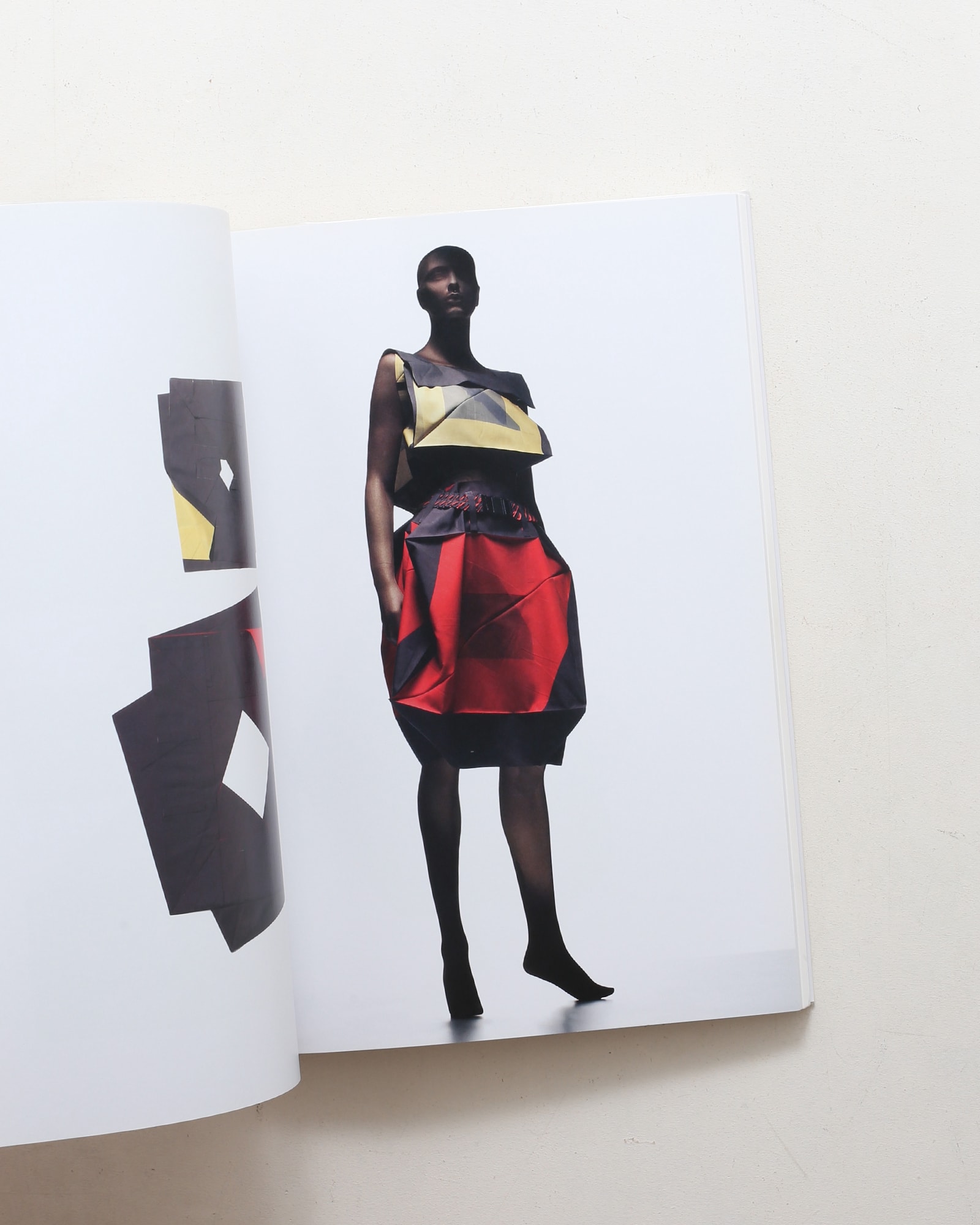 MIYAKE ISSEY展 三宅一生の仕事 | nostos books ノストスブックス